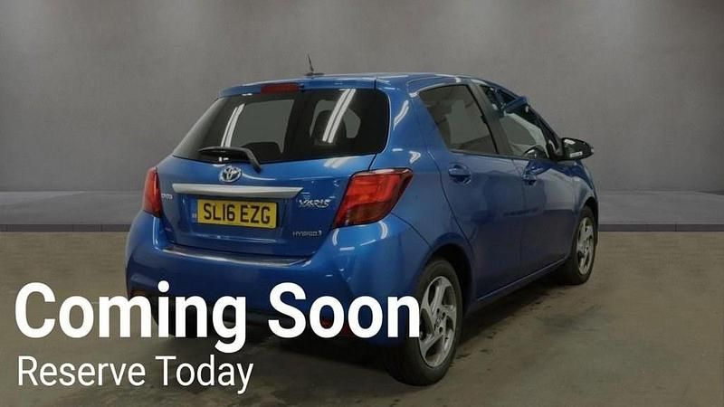 Used Toyota Yaris Hybrid 101 HP (74 kW) 2016 Blue Hatchback