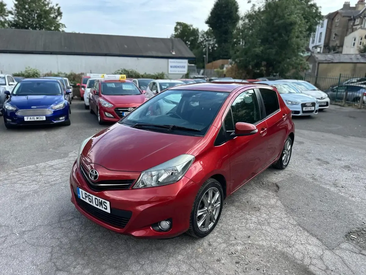 Used Toyota Yaris SR 101 HP (74 kW) 2012 Red Hatchback