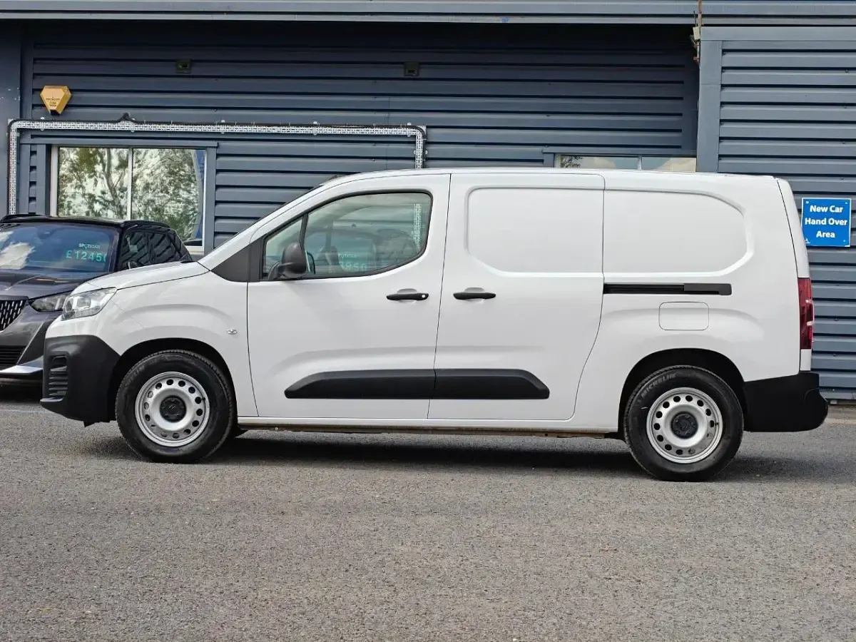 Used Citroën Berlingo 98 kW (134 HP) 2025 White MPV