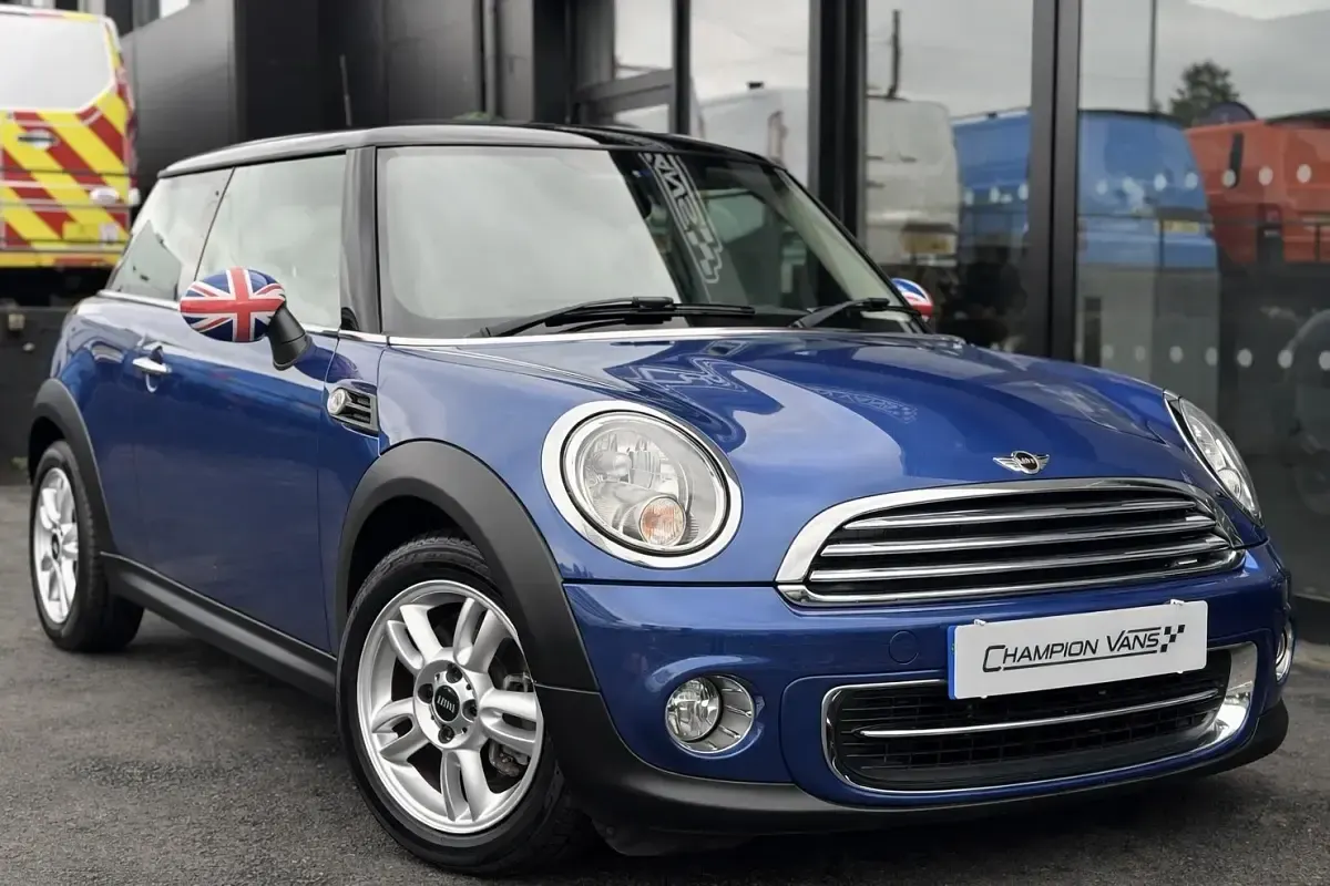 Begagnad Mini Cooper Hatch 122 HK (89 kW) 2013 Blå Halvkombi
