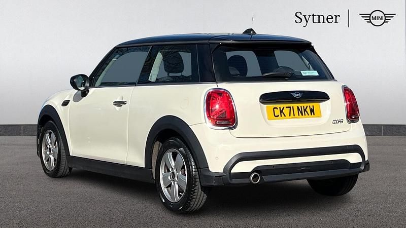 Begagnad Mini Cooper Classic 134 HK (98 kW) 2021 Vit Halvkombi