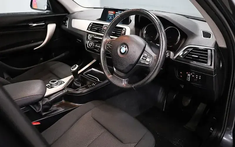 Usado BMW 116 Comfort Edition 116 CV (85 kW) 2019 Gris Utilitario