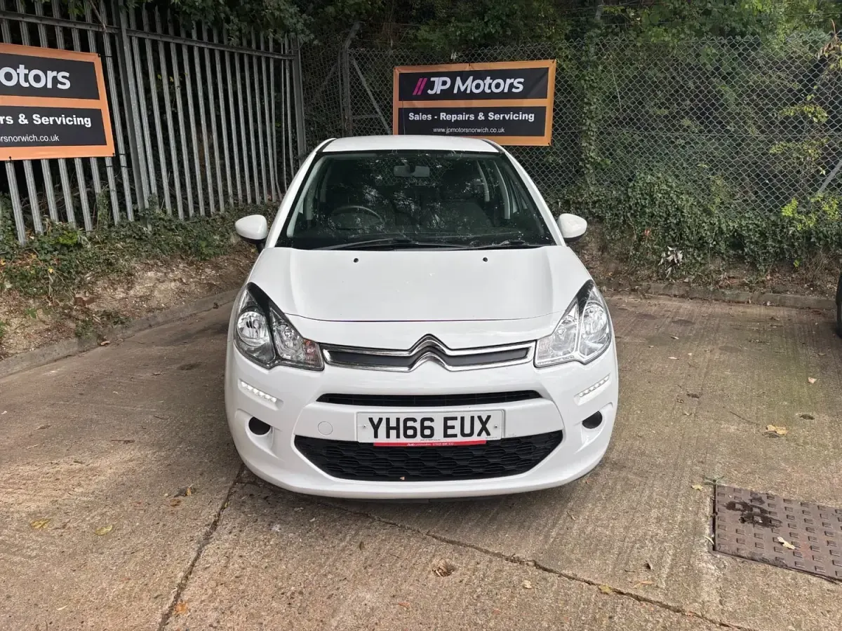 Begagnad Citroën C3 PureTech 2016 Vit Halvkombi