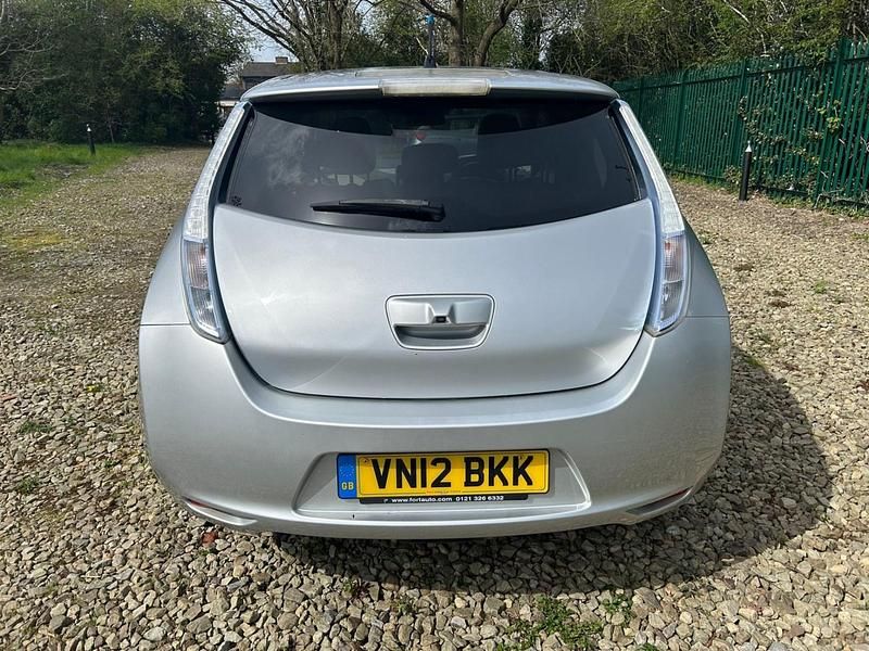 Begagnad Nissan Leaf 80 kW (109 HK) 2012 Silver Halvkombi