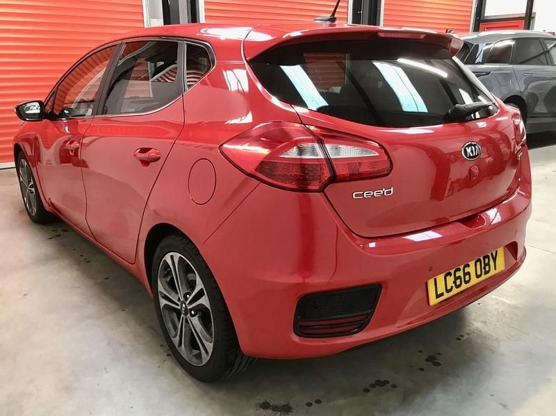Używany Kia Ceed 136 KM (100 kW) 2017 Czerwony Hatchback