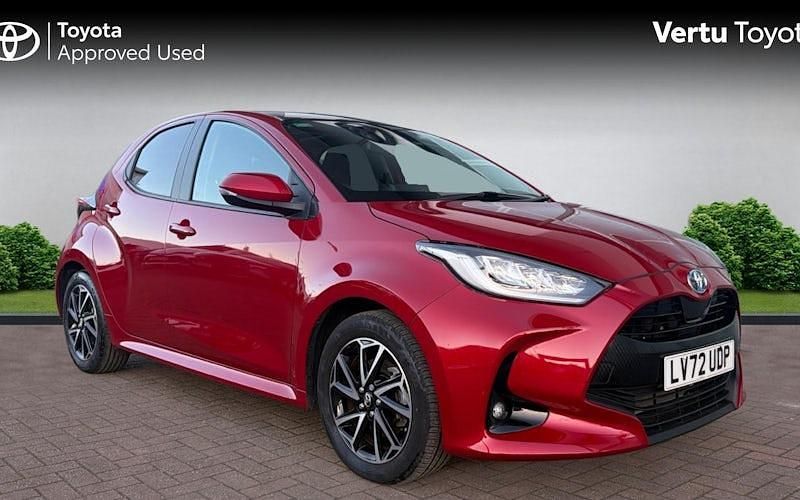 Used 2025 Toyota Yaris Hybrid Design Hatchback | £18,300 (Super price) - Image 1/4