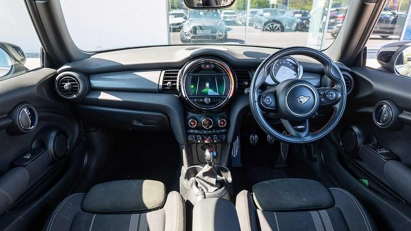 Begagnad Mini Cooper Hatch 134 HK (98 kW) 2019 Silver Halvkombi