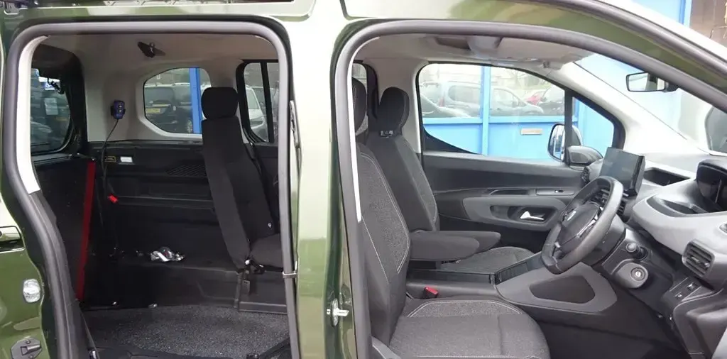 Second-hand Peugeot Rifter Access 2025 Verde Monovolum