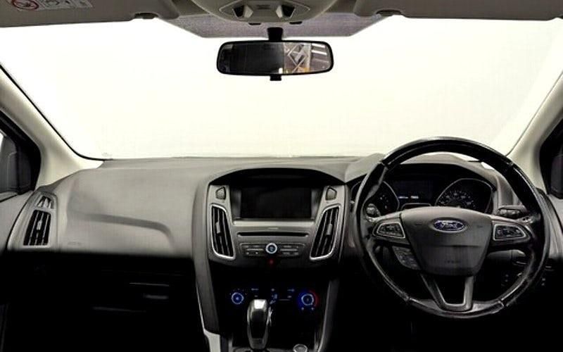 Begagnad Ford Focus Zetec 120 HK (88 kW) 2017 Svart Halvkombi