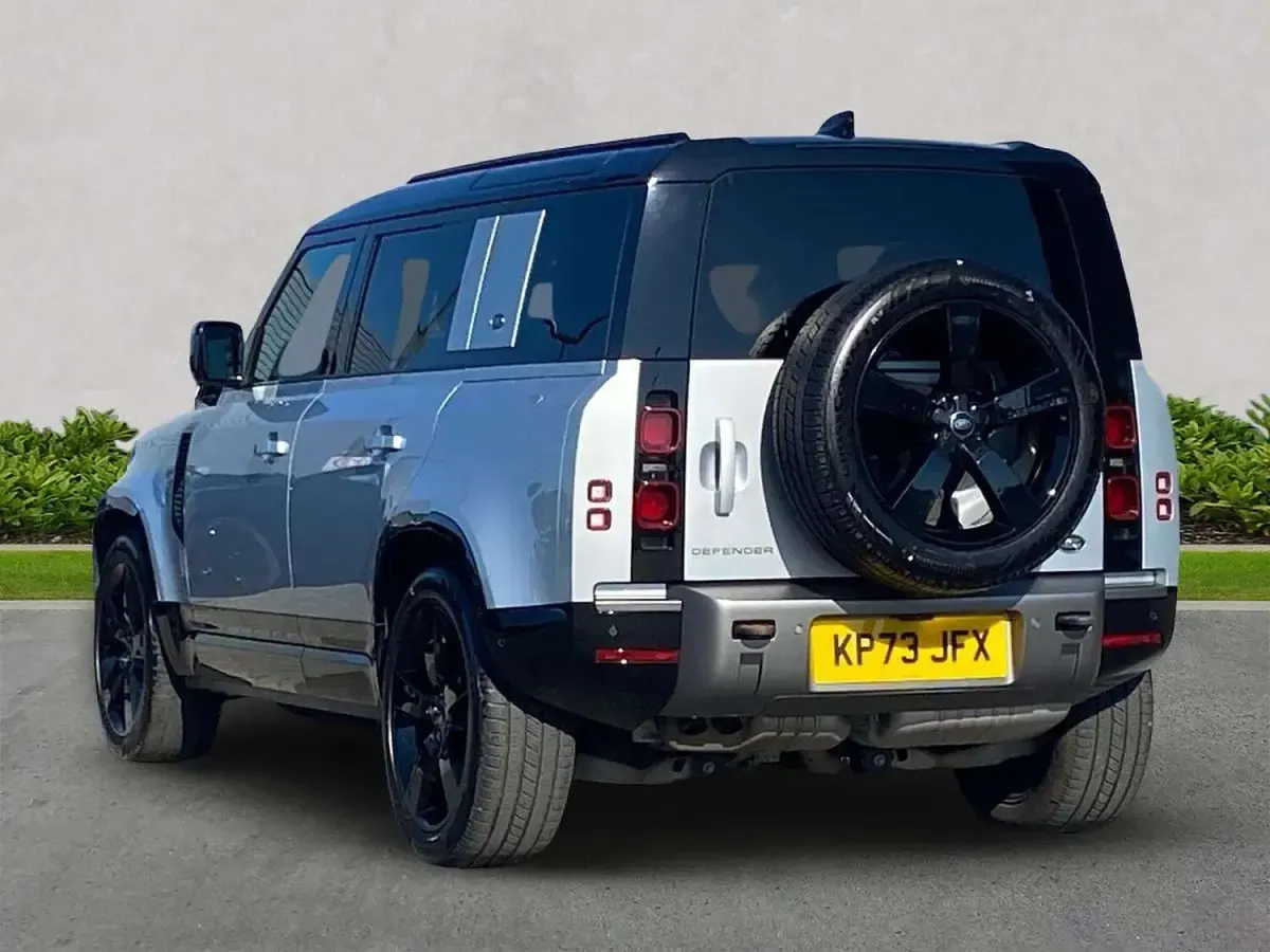 Used Land Rover Defender HSE Dynamic 300 HP (220 kW) 2023 Silver SUV
