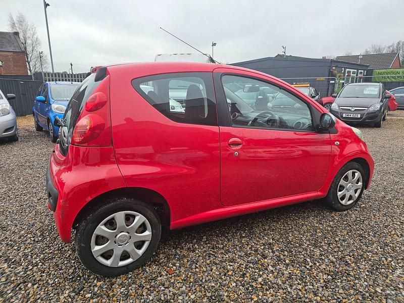 Used Peugeot 107 68 HP (50 kW) 2011 Red Hatchback