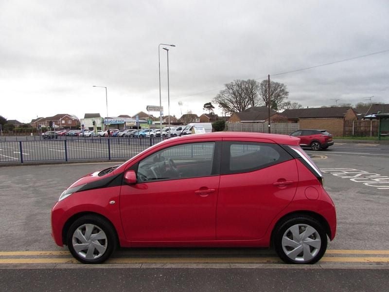 Used Toyota Aygo X-play 69 HP (50 kW) 2016 Red Hatchback