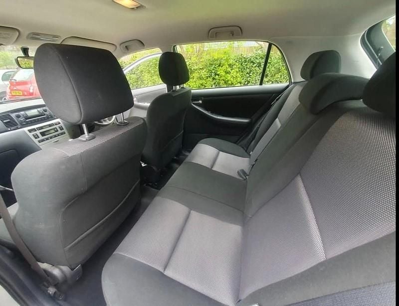 Used Toyota Corolla 97 HP (71 kW) 2006 Silver Hatchback