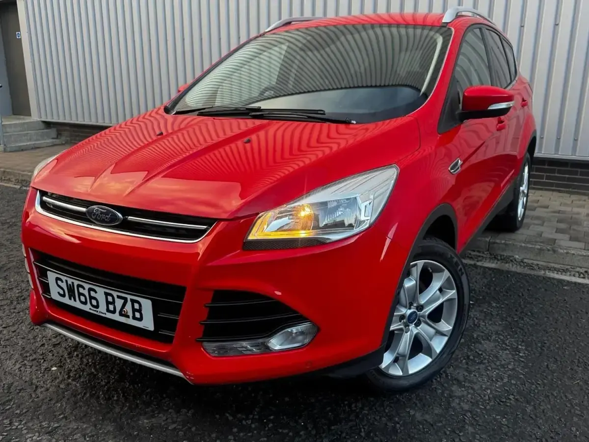 Käytetty Ford Kuga Titanium 180 HP (132 kW) 2016 Punainen Katumaasturi