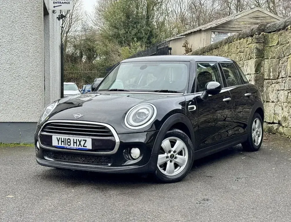 Usado Mini Cooper Hatch 136 CV (100 kW) 2018 Negro Utilitario