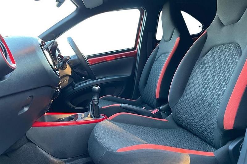 Used Toyota Aygo X 72 HP (52 kW) 2022 Chilli red with black SUV