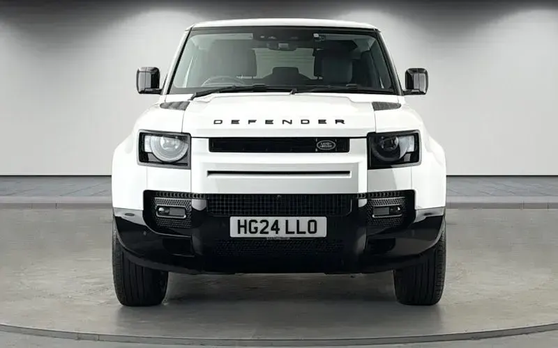 Used Land Rover Defender HSE Dynamic 250 HP (183 kW) 2024 Fuji white SUV