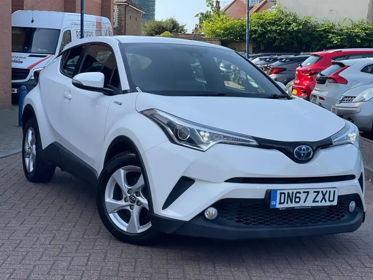 Used Toyota C-HR 122 HP (89 kW) 2017 White SUV