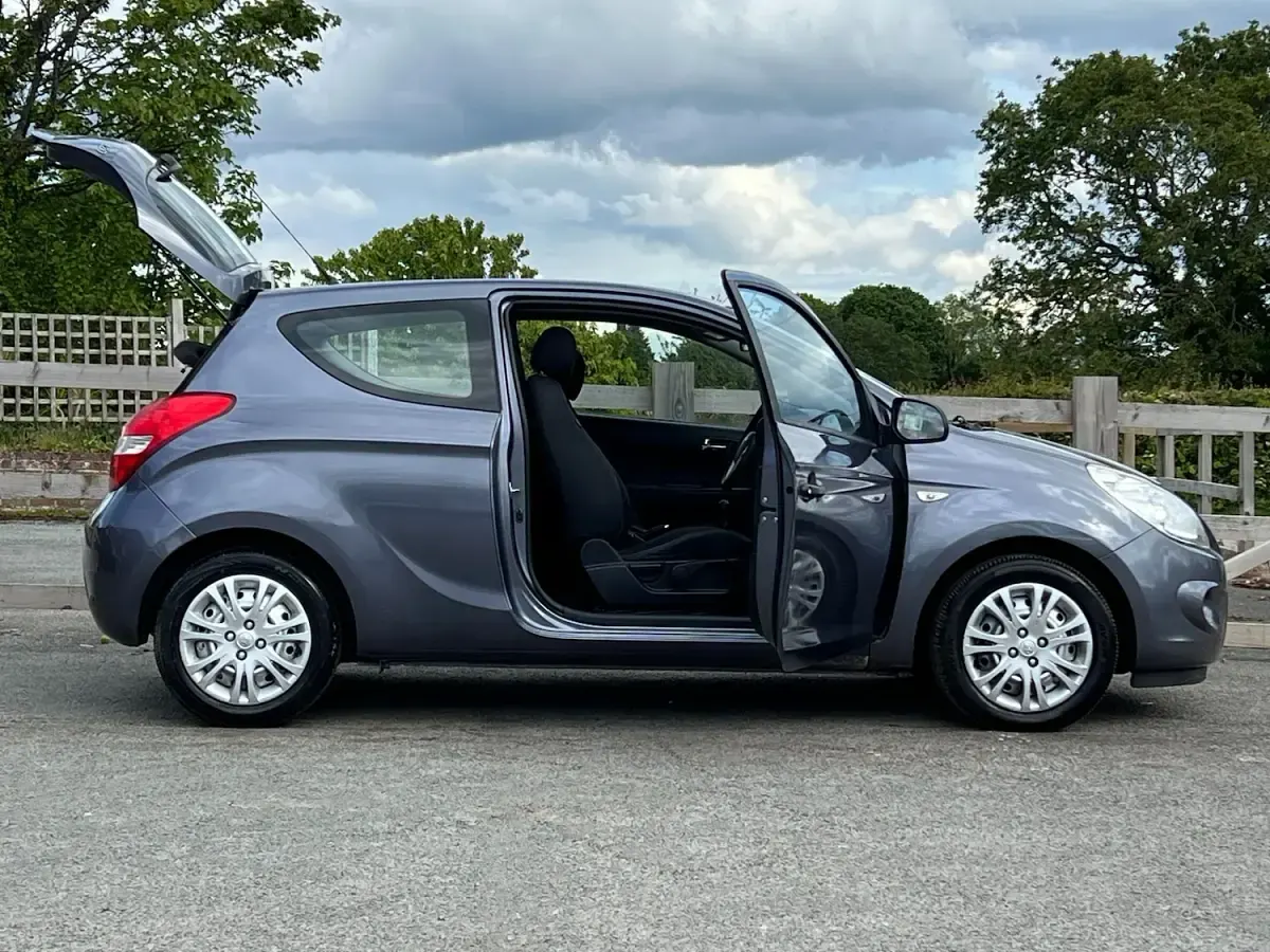 Used Hyundai i20 Classic 77 HP (56 kW) 2011 Grey Hatchback
