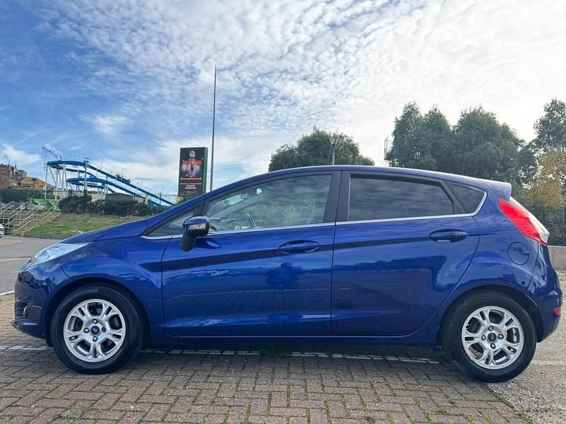 Usado Ford Fiesta Titanium 75 CV (55 kW) 2015 Azul Utilitario