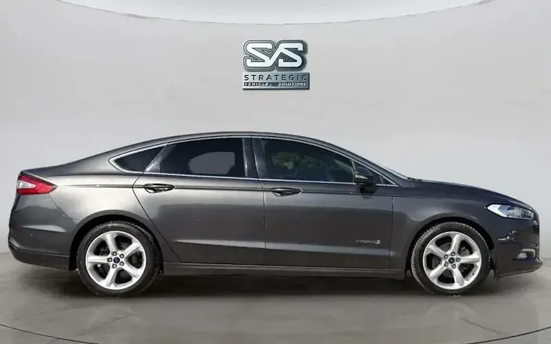 Usado Ford Mondeo Titanium 190 HP (139 kW) 2018 Cinzento Sedan