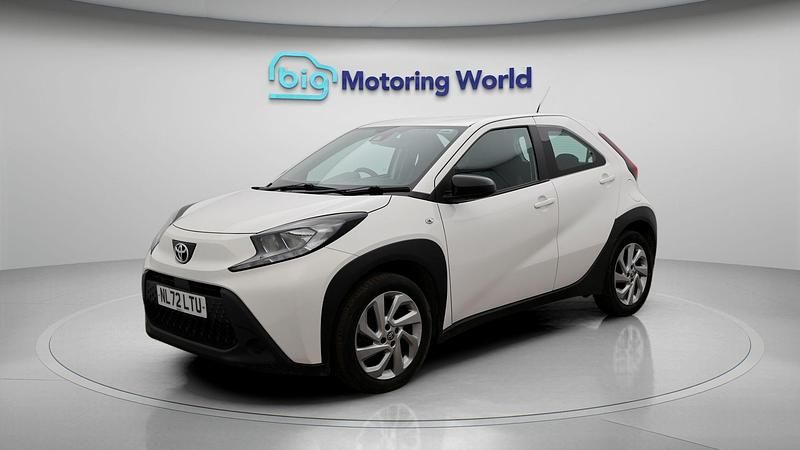 Used Toyota Aygo X PURE 72 HP (52 kW) 2022 White SUV