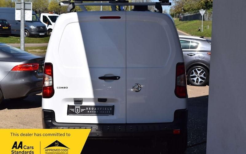 Begagnad Vauxhall Combo Edition 101 HK (74 kW) 2019 Minibuss