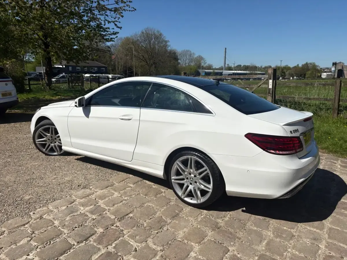 Begagnad Mercedes E350 AMG line 258 HK (189 kW) 2017 Vit Sportkupé