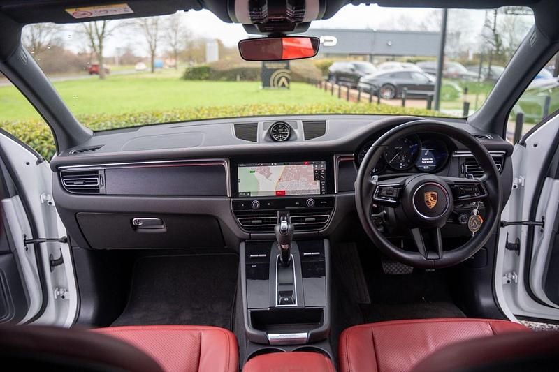 Used Porsche Macan 440 HP (323 kW) 2022 White SUV