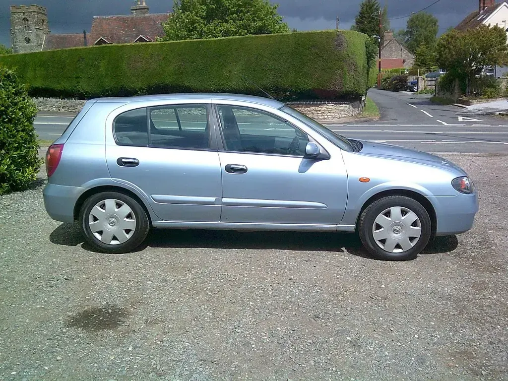 Used Nissan Almera SE 2004 Blue Hatchback