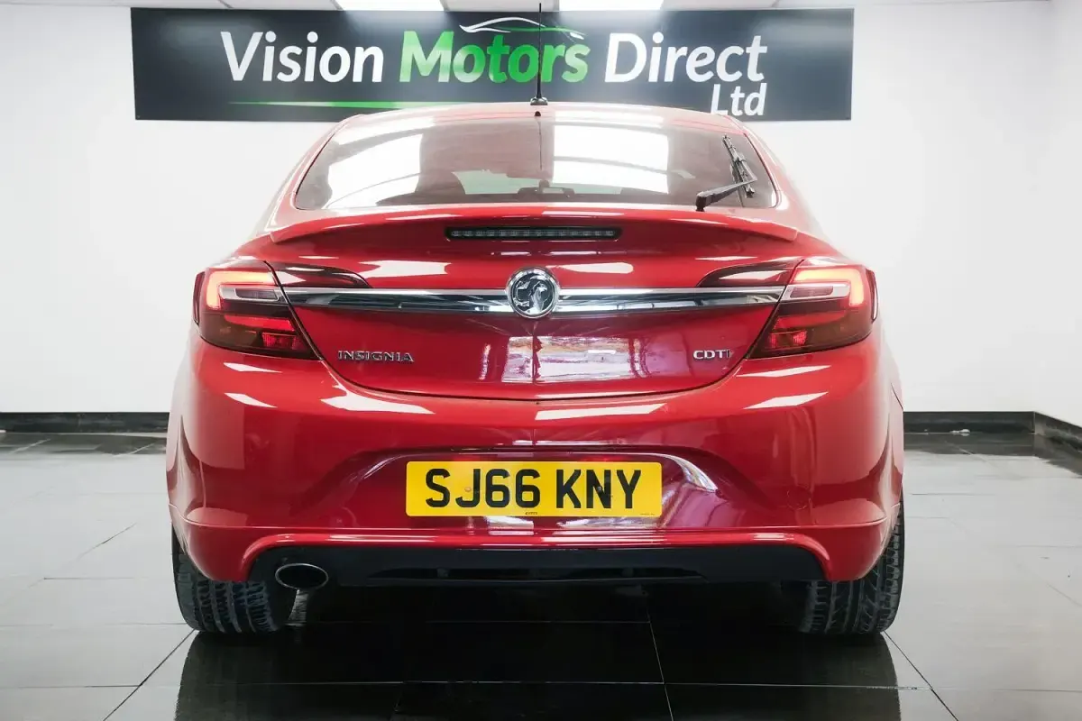 Used Vauxhall Insignia SRi 136 HP (100 kW) 2016 Red Hatchback