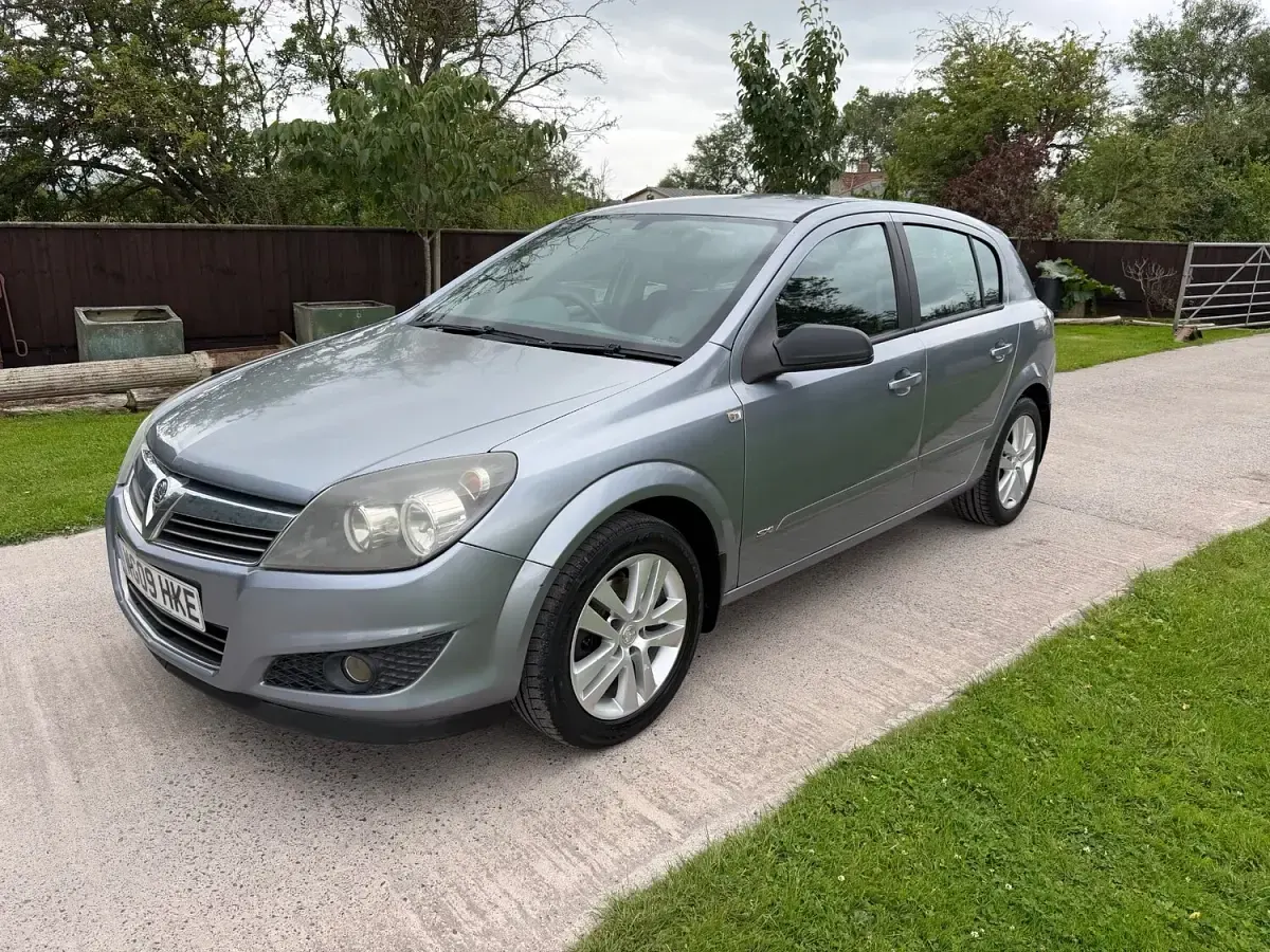 Used Vauxhall Astra 115 HP (84 kW) 2009 Silver Hatchback