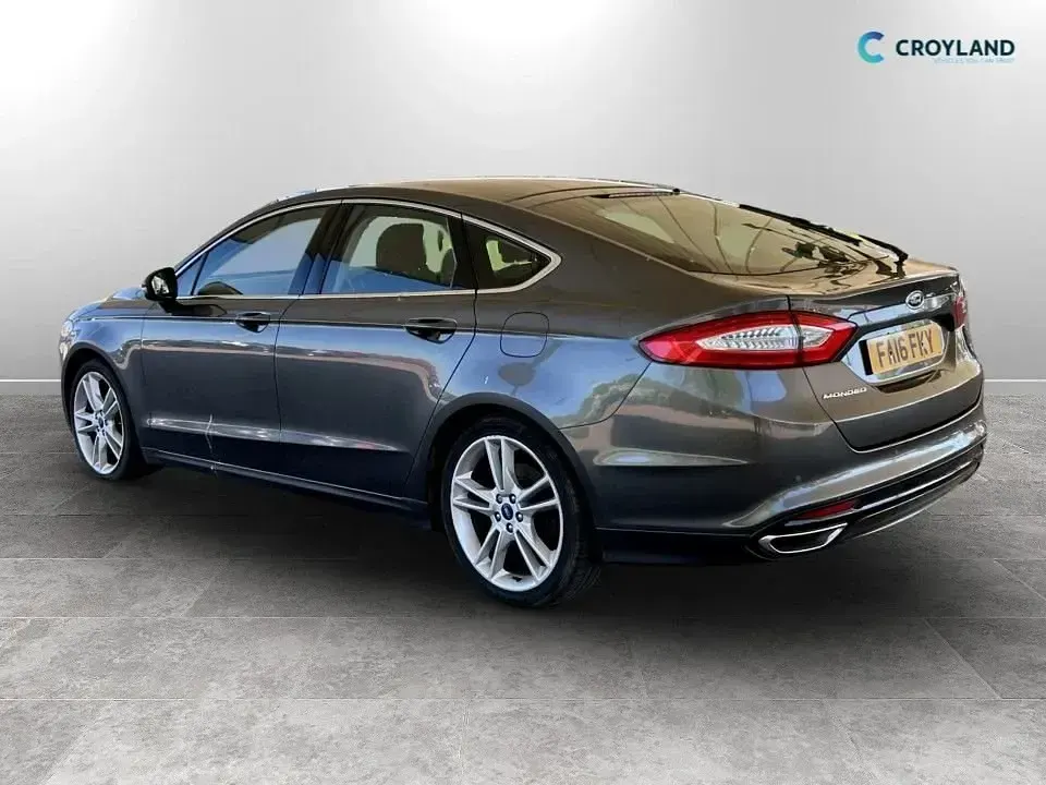 Usado Ford Mondeo Titanium 180 HP (132 kW) 2016 Cinzento Citadino