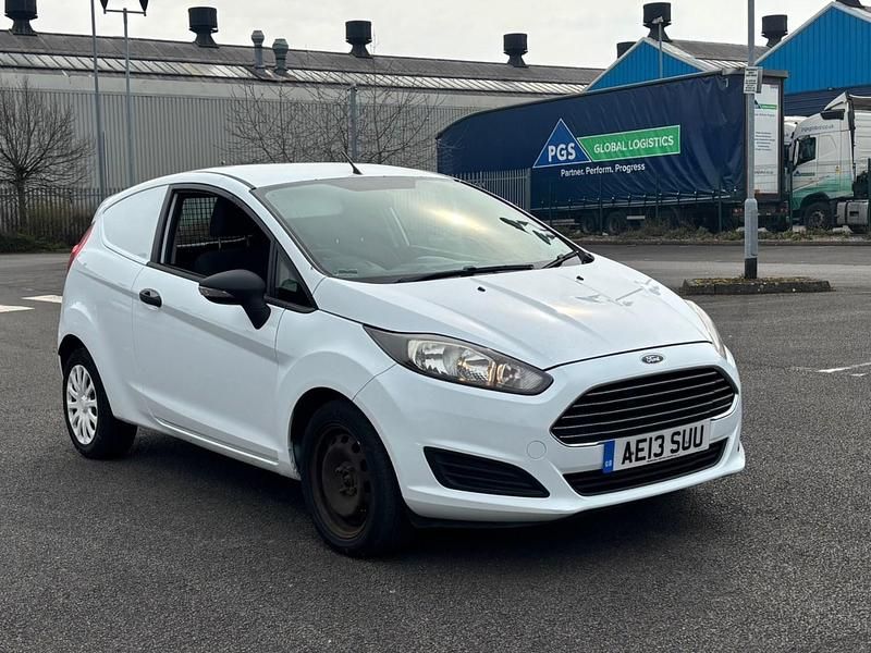 Used Ford Fiesta 75 HP (55 kW) 2013 White Hatchback
