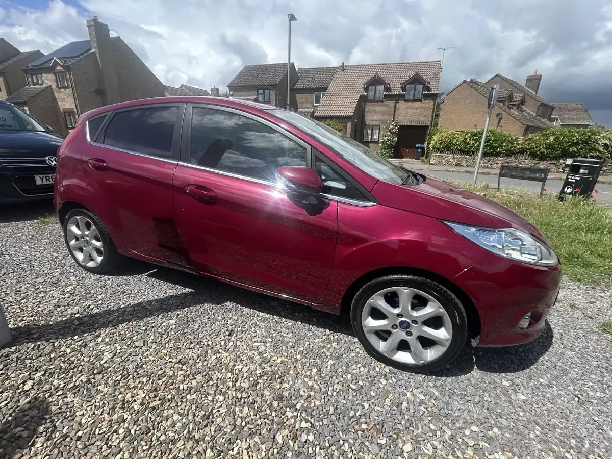 Used Ford Fiesta Titanium 96 HP (70 kW) 2012 Red Hatchback