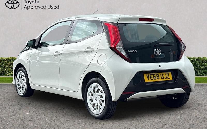 Used Toyota Aygo X-play 72 HP (52 kW) 2019 White flash Hatchback