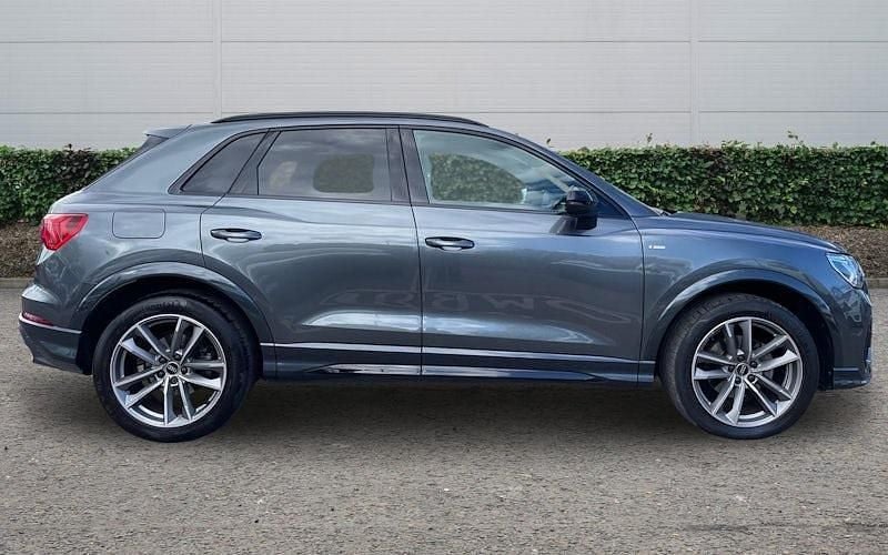 Usado Audi Q3 Black Edition 150 HP (110 kW) 2023 Cinzento SUV
