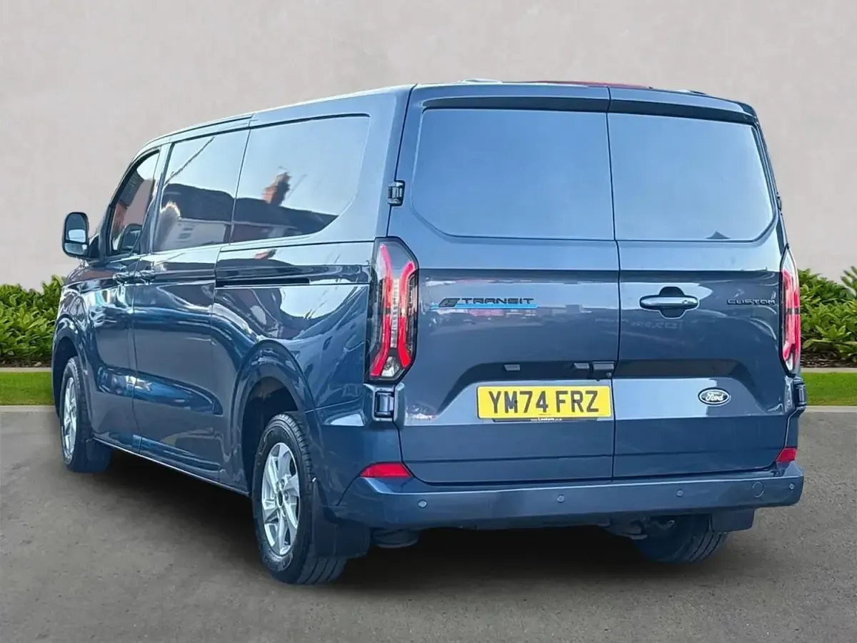 Usado Ford E-Transit Limited 100 kW (136 HP) 2024 Azul Van