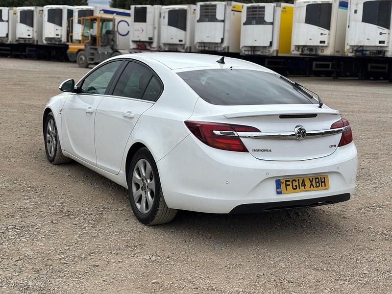 Used Vauxhall Insignia SRi 163 HP (119 kW) 2014 White Hatchback