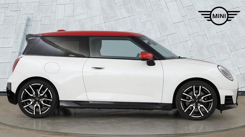 Used Mini Cooper Hatch 133 kW (181 HP) 2024 White Hatchback