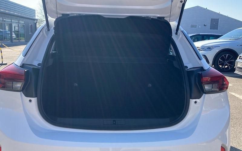 Second-hand Vauxhall Corsa Design Edition 101 CP (74 kW) 2023 Alb Hatchback