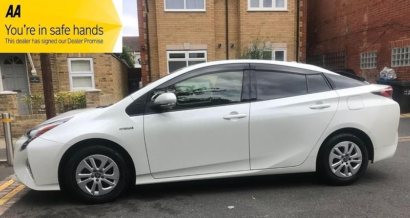 Used Toyota Prius 122 HP (89 kW) 2016 White Hatchback