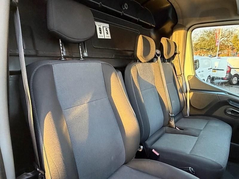 Used Renault Master Business 145 HP (106 kW) 2023 Mineral white MPV