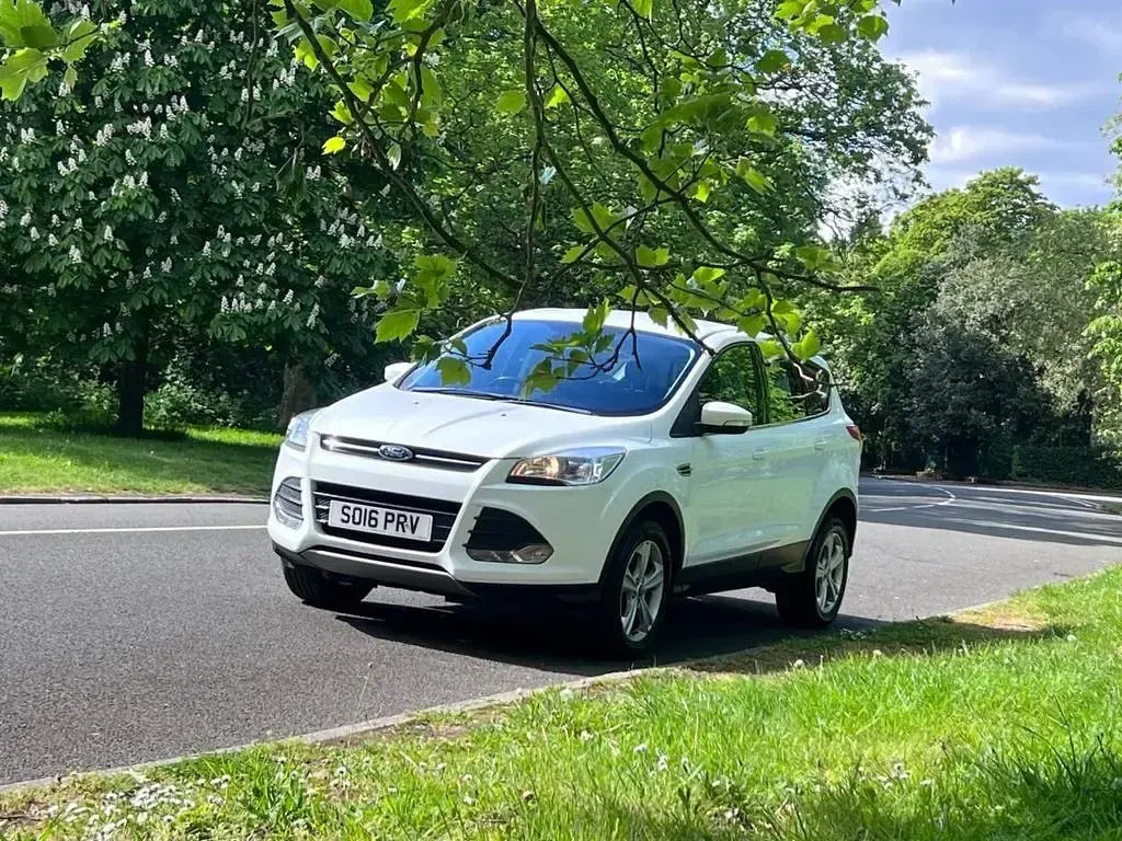 Usado Ford Kuga Zetec 150 CV (110 kW) 2016 Blanco SUV