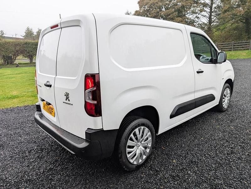 Used Peugeot Partner Premium 100 HP (73 kW) 2021 White MPV