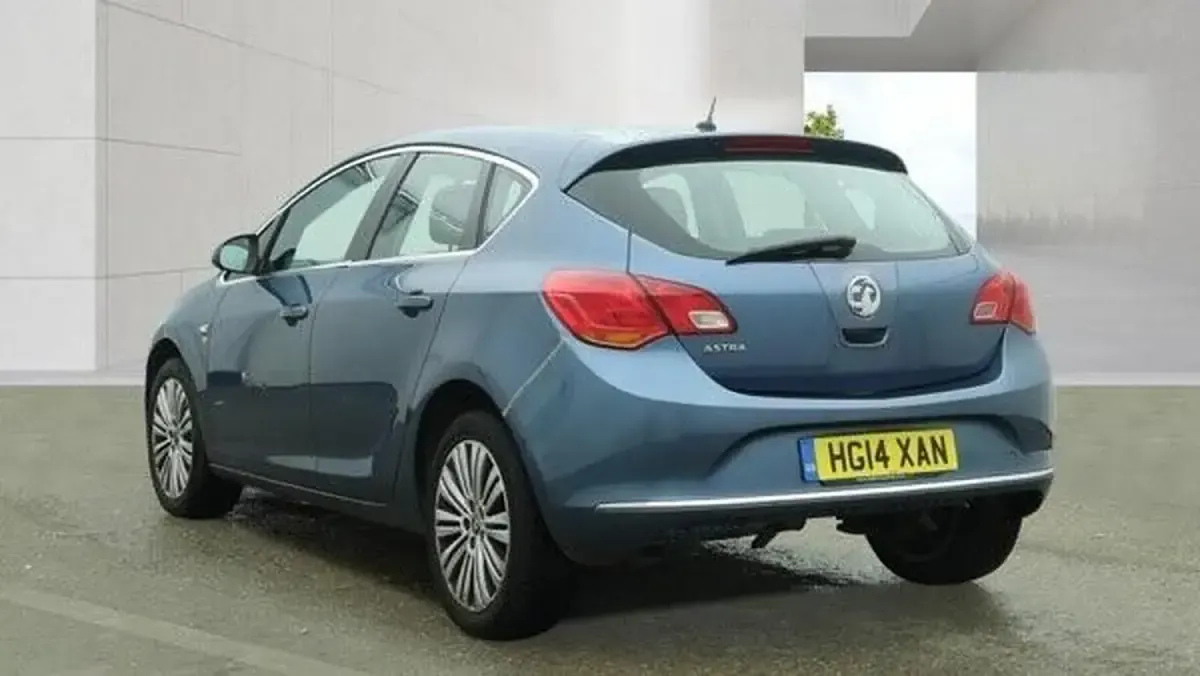 Second-hand Vauxhall Astra Excite 100 CP (73 kW) 2014 Albastru Hatchback