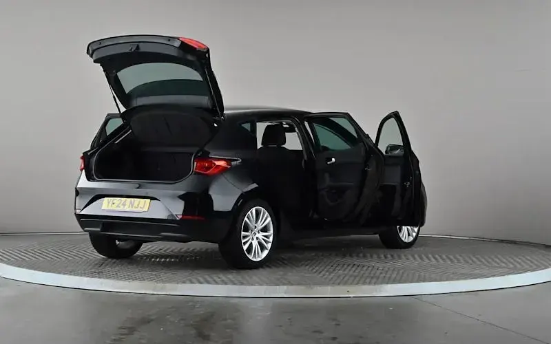 Used Seat Leon SE Dynamic 110 HP (80 kW) 2023 Black Hatchback