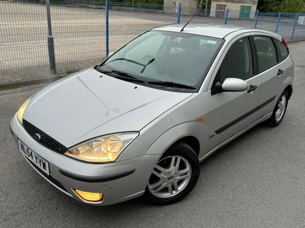 Używany Ford Focus Zetec 2004 Srebrny Hatchback