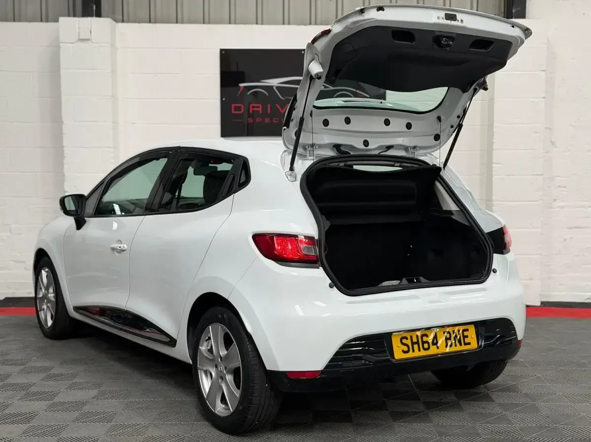 Used Renault Clio Dynamique 75 HP (55 kW) 2014 White Hatchback
