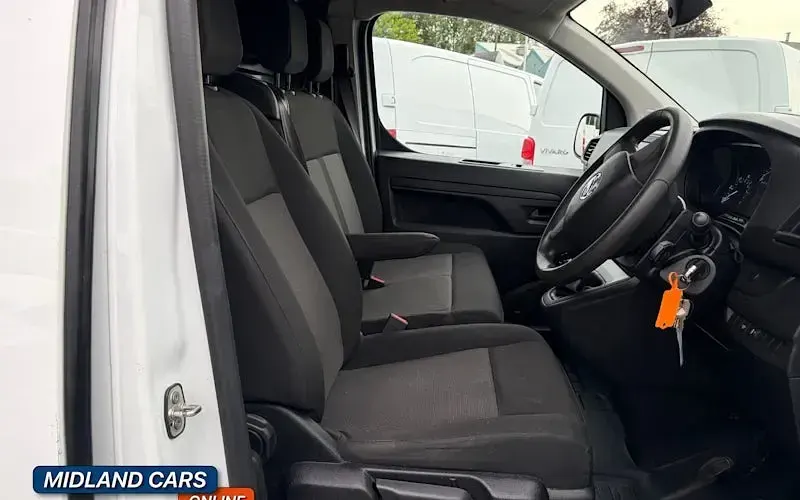 Used Vauxhall Vivaro 101 HP (74 kW) 2023 White MPV